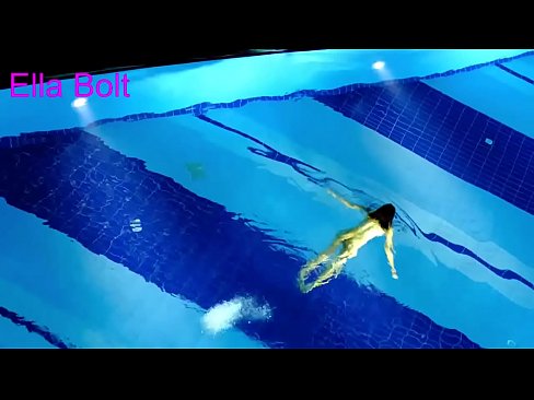 ❤️ Je ne peux pas m'arrêter de regarder, jeune blonde prise en train de nager nue dans la piscine de la station ELLA BOLT. ❌ Super sexe at us