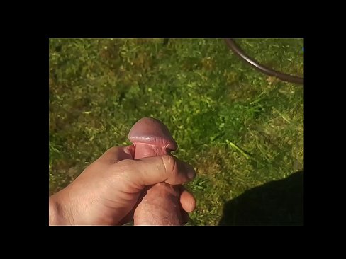 ❤️ Une chaudasse se fait baiser la chatte rose et jouit avec une giclée dans un jardin d'été... ❌ Super sexe at us