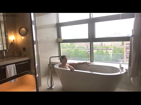 ❤️ Une énorme nana se branlant passionnément la chatte dans la salle de bains ❌ Super sexe at us