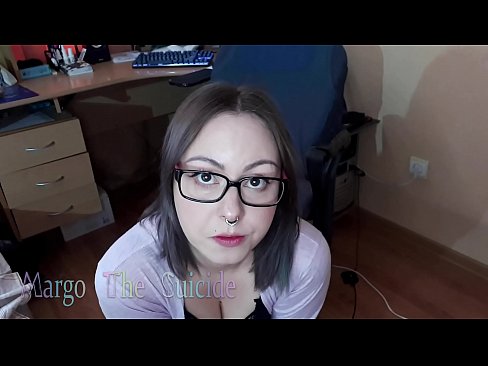 ❤️ Une fille sexy avec des lunettes suce profondément un gode devant la caméra ❌ Super sexe at us