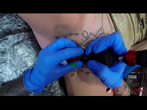 ❤️ Sully Savage, une chaudasse extrêmement tatouée, s'est fait tatouer le clitoris. ❌ Super sexe at us