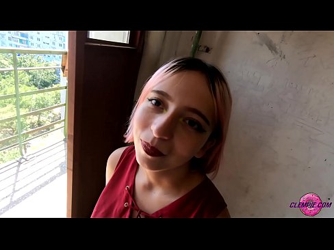 ❤️ Une étudiante sensuelle suce un étranger dans l'Outback - sperme sur son visage ❌ Super sexe at us