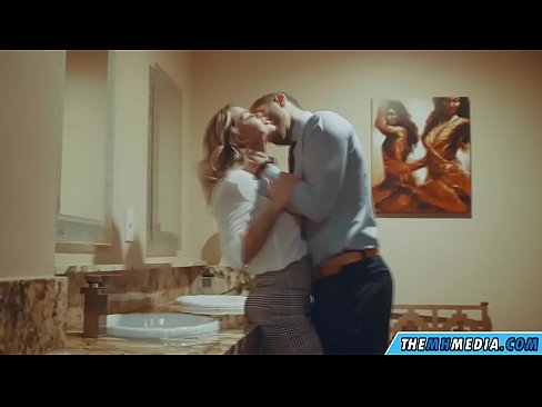 ❤️ Quand une blonde plantureuse vous séduit dans des toilettes publiques. ❌ Super sexe at us